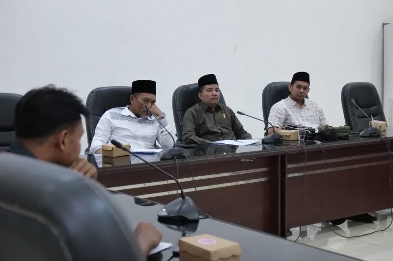 Suasana hearing DPRD Lombok Barat yang membahas NIP bagi 31 honorer. Dari kiri: Wakil Ketua DPRD Lobar Tarmizi, Wakil Ketua Komisi I Hendra Harianto, dan Anggota Komisi IV Muhammad Munip, bersama BKDPSDM, Dikbud, dan Forum GTKN. (Foto: Istimewa)