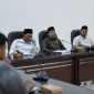 Suasana hearing DPRD Lombok Barat yang membahas NIP bagi 31 honorer. Dari kiri: Wakil Ketua DPRD Lobar Tarmizi, Wakil Ketua Komisi I Hendra Harianto, dan Anggota Komisi IV Muhammad Munip, bersama BKDPSDM, Dikbud, dan Forum GTKN. (Foto: Istimewa)