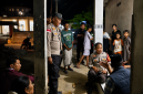 Aparat Polsek Sekotong turun langsung menemui warga untuk mengklarifikasi isu penculikan yang ternyata merupakan kasus curas bermodus bantuan sembako, Lombok Barat, NTB.(Foto: Istimewa)