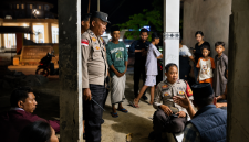 Aparat Polsek Sekotong turun langsung menemui warga untuk mengklarifikasi isu penculikan yang ternyata merupakan kasus curas bermodus bantuan sembako, Lombok Barat, NTB.(Foto: Istimewa)