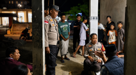 Aparat Polsek Sekotong turun langsung menemui warga untuk mengklarifikasi isu penculikan yang ternyata merupakan kasus curas bermodus bantuan sembako, Lombok Barat, NTB.(Foto: Istimewa)