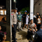Aparat Polsek Sekotong turun langsung menemui warga untuk mengklarifikasi isu penculikan yang ternyata merupakan kasus curas bermodus bantuan sembako, Lombok Barat, NTB.(Foto: Istimewa)