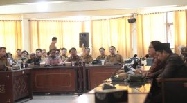 Suasana hearing Persatuan Guru PPPK dengan anggota Komisi IV DPRD Lombok Barat di ruang sidang, Senin (10/8/2026).(Foto: Istimewa)