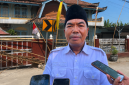 Kepala Desa (Kades) Kebon Ayu, Kasim saat memberikan keterangan terkait penyegelan kantor desanya, Rabu (26/8/2026).