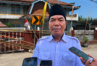 Kepala Desa (Kades) Kebon Ayu, Kasim saat memberikan keterangan terkait penyegelan kantor desanya, Rabu (26/8/2026).