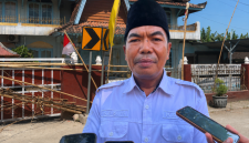 Kepala Desa (Kades) Kebon Ayu, Kasim saat memberikan keterangan terkait penyegelan kantor desanya, Rabu (26/8/2026).