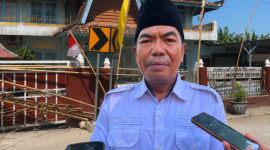 Kepala Desa (Kades) Kebon Ayu, Kasim saat memberikan keterangan terkait penyegelan kantor desanya, Rabu (26/8/2026).