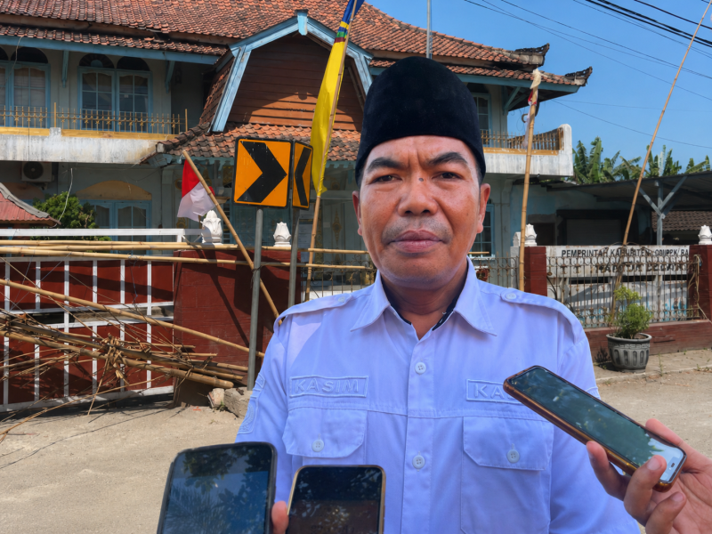 Kepala Desa (Kades) Kebon Ayu, Kasim saat memberikan keterangan terkait penyegelan kantor desanya, Rabu (26/8/2026).