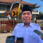 Kepala Desa (Kades) Kebon Ayu, Kasim saat memberikan keterangan terkait penyegelan kantor desanya, Rabu (26/8/2026).