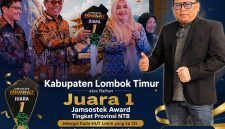 Bupati Lombok Timur H. Haerul Warisin (tengah) menerima penghargaan Juara 1 Jamsostek Award Tingkat Provinsi NTB 2026. Ketua LP3M Muara Kasih Lotim, Bang Ilham Jaya (kanan), memberikan apresiasi atas prestasi tersebut.