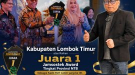 Bupati Lombok Timur H. Haerul Warisin (tengah) menerima penghargaan Juara 1 Jamsostek Award Tingkat Provinsi NTB 2026. Ketua LP3M Muara Kasih Lotim, Bang Ilham Jaya (kanan), memberikan apresiasi atas prestasi tersebut.