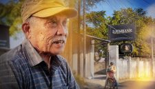 I Ketut Sudiarta menahan kesedihan saat menceritakan kondisi anaknya yang hingga kini masih koma akibat dirawat di RSUD Provinsi NTB, diduga dikeroyok di sebuah kafe di Mataram.