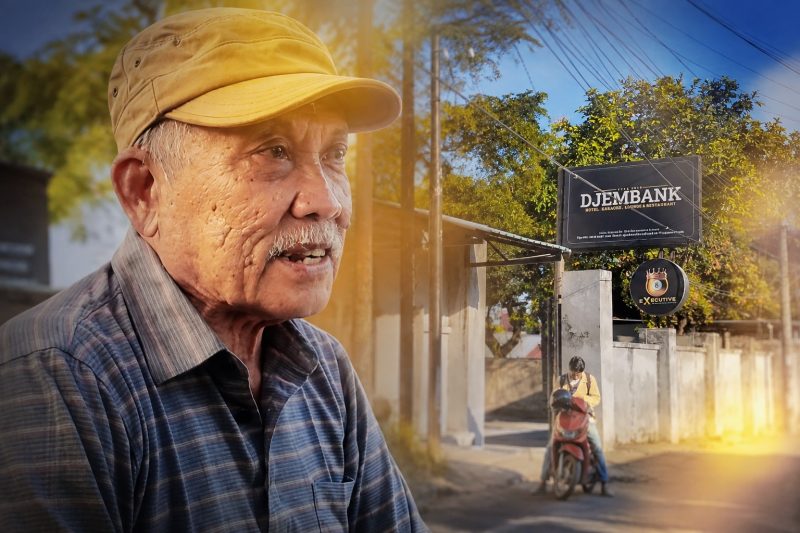 I Ketut Sudiarta menahan kesedihan saat menceritakan kondisi anaknya yang hingga kini masih koma akibat dirawat di RSUD Provinsi NTB, diduga dikeroyok di sebuah kafe di Mataram.