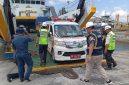 Petugas gabungan ASDP Indonesia Ferry dan pihak keamanan Pelabuhan Lembar mendampingi proses evakuasi ambulans pembawa penumpang KMP Portlink II yang mengalami kondisi darurat kehamilan, di Dermaga IV Pelabuhan Lembar, Lombok Barat, NTB, Kamis (27/8/2026).(Foto: Istimewa)