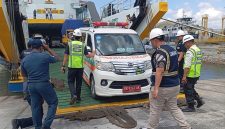 Petugas gabungan ASDP Indonesia Ferry dan pihak keamanan Pelabuhan Lembar mendampingi proses evakuasi ambulans pembawa penumpang KMP Portlink II yang mengalami kondisi darurat kehamilan, di Dermaga IV Pelabuhan Lembar, Lombok Barat, NTB, Kamis (27/8/2026).(Foto: Istimewa)