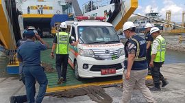 Petugas gabungan ASDP Indonesia Ferry dan pihak keamanan Pelabuhan Lembar mendampingi proses evakuasi ambulans pembawa penumpang KMP Portlink II yang mengalami kondisi darurat kehamilan, di Dermaga IV Pelabuhan Lembar, Lombok Barat, NTB, Kamis (27/8/2026).(Foto: Istimewa)