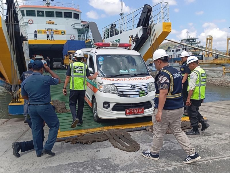 Petugas gabungan ASDP Indonesia Ferry dan pihak keamanan Pelabuhan Lembar mendampingi proses evakuasi ambulans pembawa penumpang KMP Portlink II yang mengalami kondisi darurat kehamilan, di Dermaga IV Pelabuhan Lembar, Lombok Barat, NTB, Kamis (27/8/2026).(Foto: Istimewa)