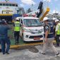 Petugas gabungan ASDP Indonesia Ferry dan pihak keamanan Pelabuhan Lembar mendampingi proses evakuasi ambulans pembawa penumpang KMP Portlink II yang mengalami kondisi darurat kehamilan, di Dermaga IV Pelabuhan Lembar, Lombok Barat, NTB, Kamis (27/8/2026).(Foto: Istimewa)