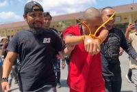 Tim Unit Reaksi Cepat (URC) Puma Jatanras Ditreskrimum Polda NTB menggelandang tersangka BDSP (29), pelaku penipuan yang mencatut nama pejabat kepolisian dengan modus donasi korban kebakaran Desa Adat Sade, Senin (31/8/2026).(Foto: Istimewa) 