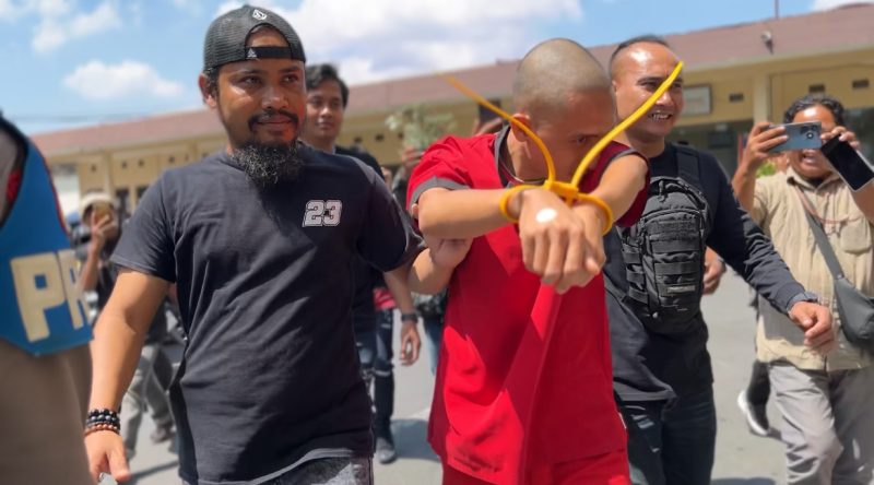 Tim Unit Reaksi Cepat (URC) Puma Jatanras Ditreskrimum Polda NTB menggelandang tersangka BDSP (29), pelaku penipuan yang mencatut nama pejabat kepolisian dengan modus donasi korban kebakaran Desa Adat Sade, Senin (31/8/2026).(Foto: Istimewa) 