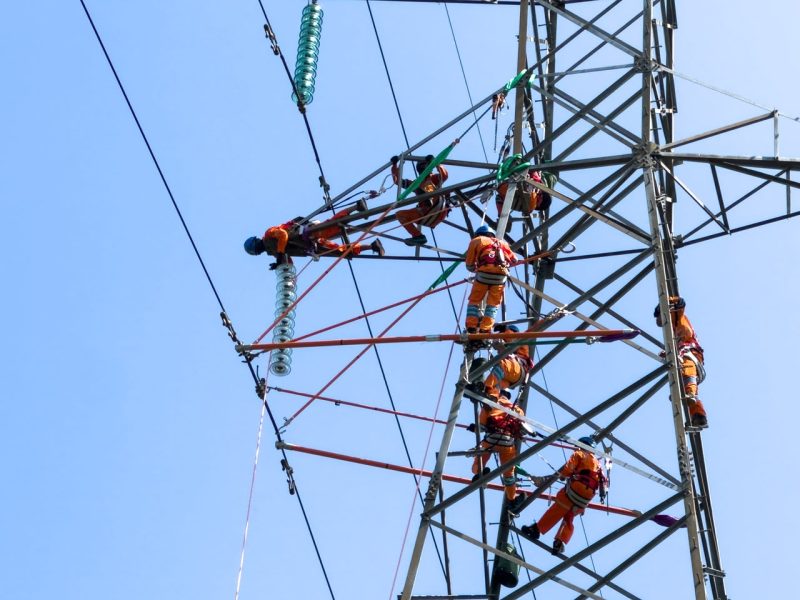 Pemeliharaan preventif melalui metode PDKB menjadi komitmen PLN UIW NTB dalam menghadirkan listrik yang andal dan berkelanjutan, sekaligus mendukung aktivitas masyarakat, dunia usaha, dan pembangunan daerah menjelang HUT ke-81 Republik Indonesia. (Dok. PLN)