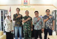 PLN UP3 Selaparang dan Kodim 1615/Lombok Timur berkomitmen mempererat kolaborasi sebagai wujud semangat HUT ke-81 Kemerdekaan RI dalam menghadirkan pelayanan kelistrikan terbaik untuk mendukung pembangunan dan kesejahteraan masyarakat. (Dok. PLN)