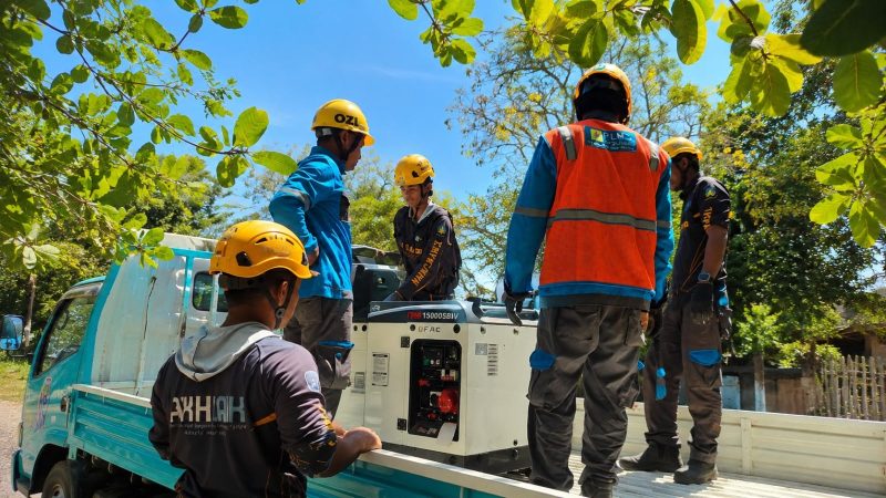 PLN menyiagakan personel dan peralatan pendukung, termasuk genset cadangan, guna menjamin keandalan pasokan listrik sebagai fondasi pengembangan investasi, pariwisata, dan pertumbuhan ekonomi di Pulau Sumbawa. (Dok. PLN)