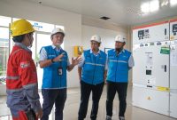 General Manager PLN UIW NTB Yondri Zulfadli didampingi jajaran manajemen melakukan inspeksi kesiapan sistem kelistrikan di Gardu Induk Mataram guna memastikan keandalan pasokan listrik selama peringatan HUT ke-81 Republik Indonesia. (Dok. PLN)