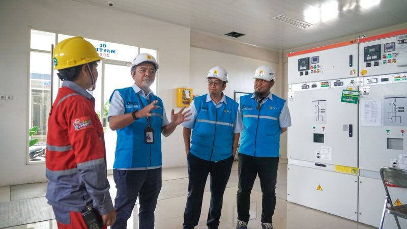 General Manager PLN UIW NTB Yondri Zulfadli didampingi jajaran manajemen melakukan inspeksi kesiapan sistem kelistrikan di Gardu Induk Mataram guna memastikan keandalan pasokan listrik selama peringatan HUT ke-81 Republik Indonesia. (Dok. PLN)