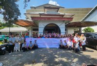 Srikandi PLN UIW NTB bersama BPBD dan masyarakat berfoto usai pelaksanaan Program Perempuan Tangguh Bencana di Desa Gerimak Indah. (Dok. PLN)