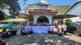 Srikandi PLN UIW NTB bersama BPBD dan masyarakat berfoto usai pelaksanaan Program Perempuan Tangguh Bencana di Desa Gerimak Indah. (Dok. PLN)