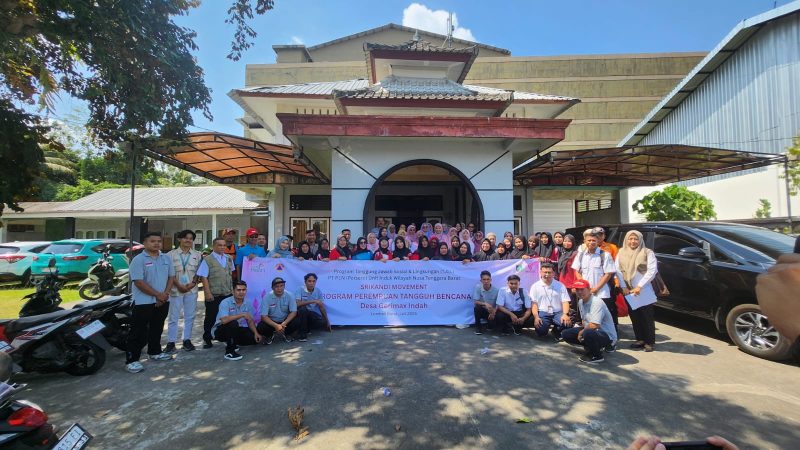 Srikandi PLN UIW NTB bersama BPBD dan masyarakat berfoto usai pelaksanaan Program Perempuan Tangguh Bencana di Desa Gerimak Indah. (Dok. PLN)