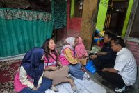 Srikandi PLN berdialog langsung dengan penerima manfaat sebagai bentuk kepedulian dan penguatan usaha mikro dalam momentum HUT ke-81 RI. (Dok. PLN)