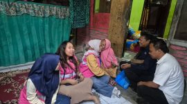 Srikandi PLN berdialog langsung dengan penerima manfaat sebagai bentuk kepedulian dan penguatan usaha mikro dalam momentum HUT ke-81 RI. (Dok. PLN)