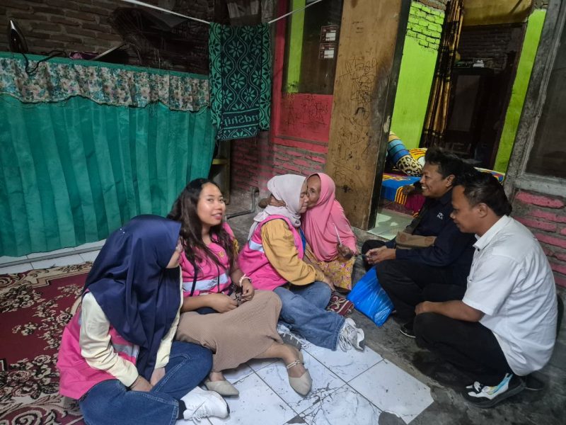 Srikandi PLN berdialog langsung dengan penerima manfaat sebagai bentuk kepedulian dan penguatan usaha mikro dalam momentum HUT ke-81 RI. (Dok. PLN)