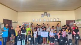 3. Foto bersama usai penyaluran bantuan pendidikan YBM PLN kepada puluhan anak yatim dan dhuafa, memperkuat semangat berbagi dan mendukung generasi penerus bangsa. (Dok. PLN)