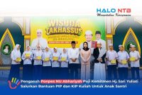 Wakil Ketua DPR RI Hj. Sari Yuliati foto bersama Pengasuh Ponpes NU Abhariyah beserta para santri dan santriwati usai prosesi Wisuda Santri Tingkat Takhassus di Pondok Pesantren NU Abhariyah, Lombok Barat, Selasa (4/8).(Foto: Istimewa)