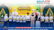 Wakil Ketua DPR RI Hj. Sari Yuliati foto bersama Pengasuh Ponpes NU Abhariyah beserta para santri dan santriwati usai prosesi Wisuda Santri Tingkat Takhassus di Pondok Pesantren NU Abhariyah, Lombok Barat, Selasa (4/8).(Foto: Istimewa)