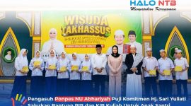 Wakil Ketua DPR RI Hj. Sari Yuliati foto bersama Pengasuh Ponpes NU Abhariyah beserta para santri dan santriwati usai prosesi Wisuda Santri Tingkat Takhassus di Pondok Pesantren NU Abhariyah, Lombok Barat, Selasa (4/8).(Foto: Istimewa)