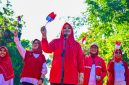 Wakil Gubernur NTB, Hj. Indah Dhamayanti Putri, mengibarkan bendera Merah Putih penuh semangat didampingi jajaran Forkopimda dan masyarakat dalam acara Gerakan Pembagian Bendera Merah Putih menyambut HUT Ke-81 Kemerdekaan Republik Indonesia, di Mataram, Jumat (7/8/2026).(Foto: Istimewa)