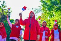 Wakil Gubernur NTB, Hj. Indah Dhamayanti Putri, mengibarkan bendera Merah Putih penuh semangat didampingi jajaran Forkopimda dan masyarakat dalam acara Gerakan Pembagian Bendera Merah Putih menyambut HUT Ke-81 Kemerdekaan Republik Indonesia, di Mataram, Jumat (7/8/2026).(Foto: Istimewa)