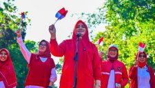 Wakil Gubernur NTB, Hj. Indah Dhamayanti Putri, mengibarkan bendera Merah Putih penuh semangat didampingi jajaran Forkopimda dan masyarakat dalam acara Gerakan Pembagian Bendera Merah Putih menyambut HUT Ke-81 Kemerdekaan Republik Indonesia, di Mataram, Jumat (7/8/2026).(Foto: Istimewa)