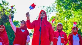 Wakil Gubernur NTB, Hj. Indah Dhamayanti Putri, mengibarkan bendera Merah Putih penuh semangat didampingi jajaran Forkopimda dan masyarakat dalam acara Gerakan Pembagian Bendera Merah Putih menyambut HUT Ke-81 Kemerdekaan Republik Indonesia, di Mataram, Jumat (7/8/2026).(Foto: Istimewa)