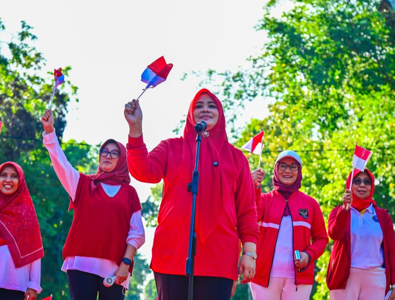 Wakil Gubernur NTB, Hj. Indah Dhamayanti Putri, mengibarkan bendera Merah Putih penuh semangat didampingi jajaran Forkopimda dan masyarakat dalam acara Gerakan Pembagian Bendera Merah Putih menyambut HUT Ke-81 Kemerdekaan Republik Indonesia, di Mataram, Jumat (7/8/2026).(Foto: Istimewa)