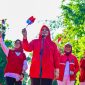 Wakil Gubernur NTB, Hj. Indah Dhamayanti Putri, mengibarkan bendera Merah Putih penuh semangat didampingi jajaran Forkopimda dan masyarakat dalam acara Gerakan Pembagian Bendera Merah Putih menyambut HUT Ke-81 Kemerdekaan Republik Indonesia, di Mataram, Jumat (7/8/2026).(Foto: Istimewa)