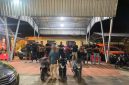 Tim Unit Reaksi Cepat Puma Subdit III Jatanras Ditreskrimum Polda NTB menunjukkan barang bukti tiga unit sepeda motor hasil curian yang berhasil diamankan dari tangan terduga penadah di Sekotong Barat, Kabupaten Lombok Barat.(Foto: Istimewa)