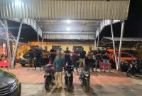 Tim Unit Reaksi Cepat Puma Subdit III Jatanras Ditreskrimum Polda NTB menunjukkan barang bukti tiga unit sepeda motor hasil curian yang berhasil diamankan dari tangan terduga penadah di Sekotong Barat, Kabupaten Lombok Barat.(Foto: Istimewa)