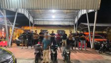 Tim Unit Reaksi Cepat Puma Subdit III Jatanras Ditreskrimum Polda NTB menunjukkan barang bukti tiga unit sepeda motor hasil curian yang berhasil diamankan dari tangan terduga penadah di Sekotong Barat, Kabupaten Lombok Barat.(Foto: Istimewa)