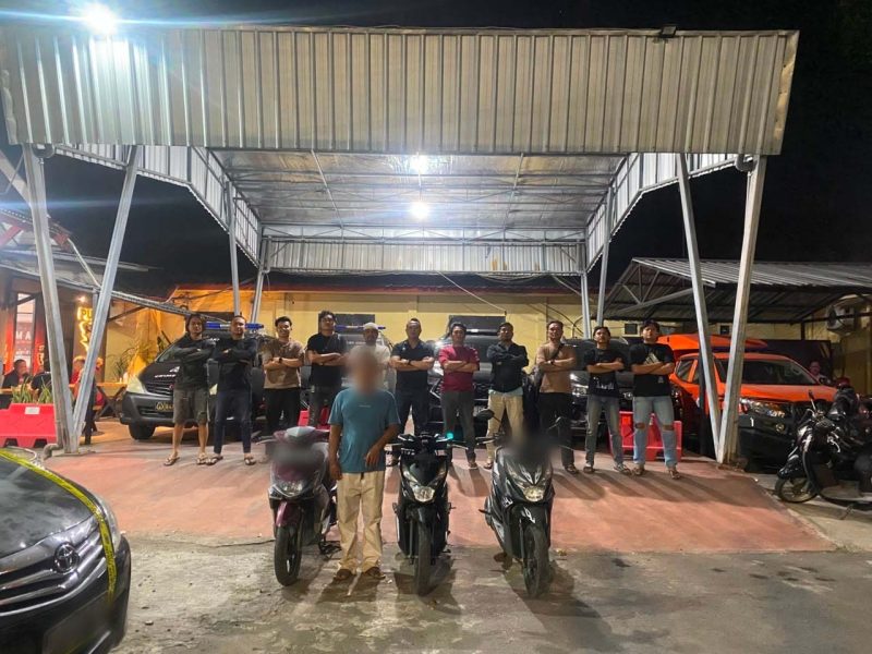 Tim Unit Reaksi Cepat Puma Subdit III Jatanras Ditreskrimum Polda NTB menunjukkan barang bukti tiga unit sepeda motor hasil curian yang berhasil diamankan dari tangan terduga penadah di Sekotong Barat, Kabupaten Lombok Barat.(Foto: Istimewa)