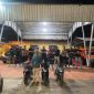 Tim Unit Reaksi Cepat Puma Subdit III Jatanras Ditreskrimum Polda NTB menunjukkan barang bukti tiga unit sepeda motor hasil curian yang berhasil diamankan dari tangan terduga penadah di Sekotong Barat, Kabupaten Lombok Barat.(Foto: Istimewa)